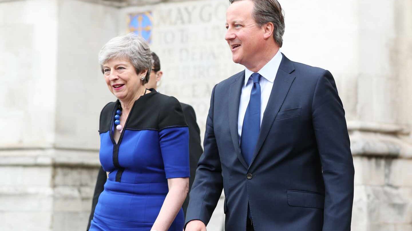 David Cameron, junto a Theresa May, su sucesora como primera ministra británica en un oficio religioso en la Abadía de Westminster.
