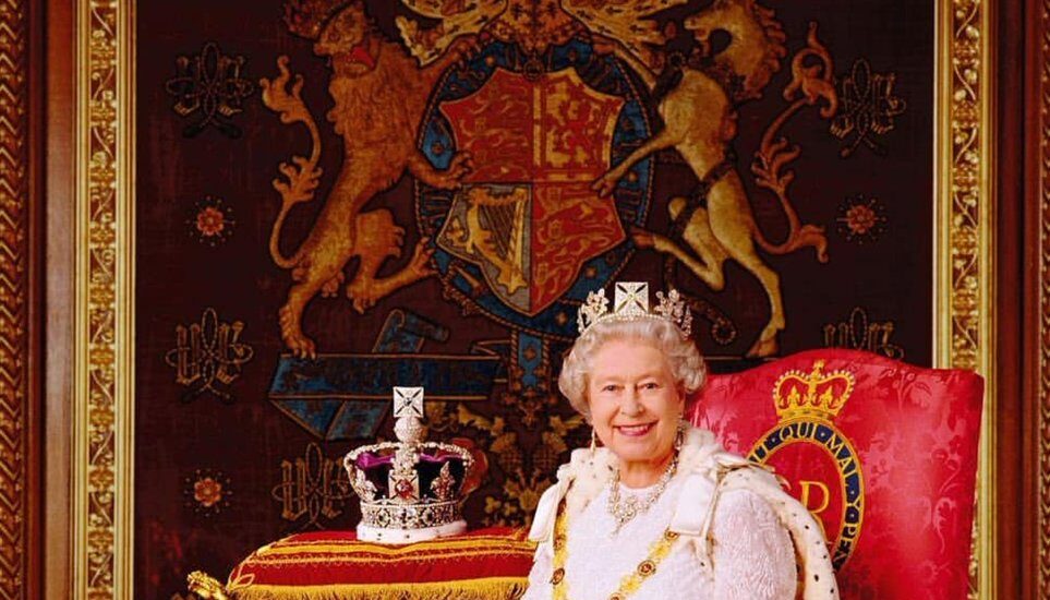 La Reina Isabel II del Reino Unido posa junto a la Corona.