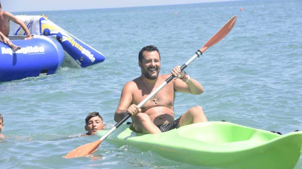 Matteo Salvini, líder de la Liga, en su gira veraniega por las playas italianas.