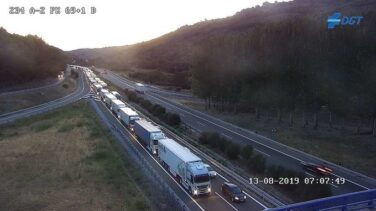 Cortan un carril de la A-2 en sentido Madrid tras volcar un camión en Guadalajara