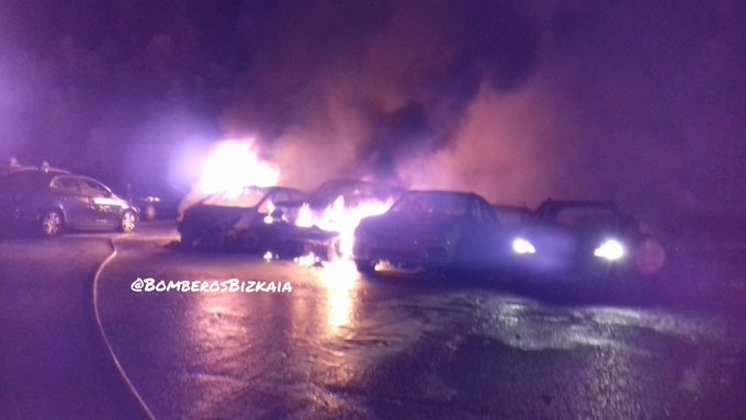 21 coches han ardido en un parking low cost del aeropuerto de Bilbao.