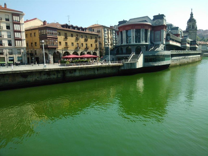 La ría de Bilbao teñida de color verde.