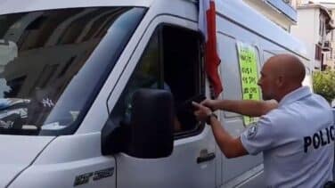 Un gendarme encañona al conductor de una furgoneta con mensajes contra el G-7
