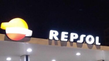 Repsol abre la veda y mantendrá los 30 céntimos de descuento ante un verano de precios por las nubes en la gasolina