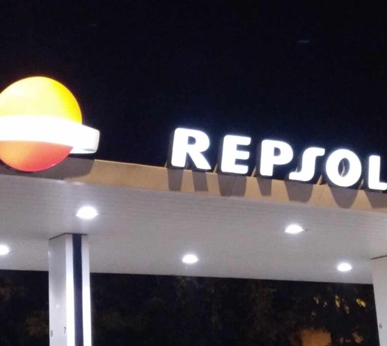 Repsol lanza una ofensiva comercial para captar clientes de luz en sus gasolineras