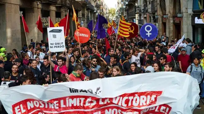 Arran quema imágenes de Felipe VI y jueces en una manifestación de la Diada