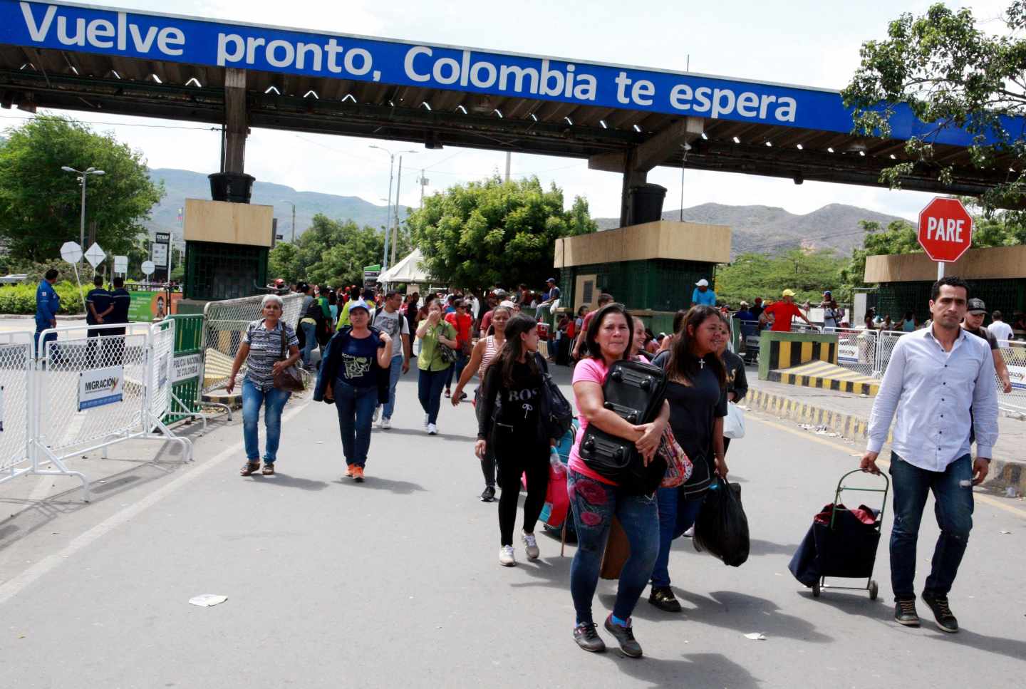 Un grupo de venezolanos entra en Colombia por el puente Simón Bolívar.