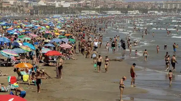 Ecologistas en Acción denuncia el uso de cloro para frenar los vertidos fecales en las playas valencianas