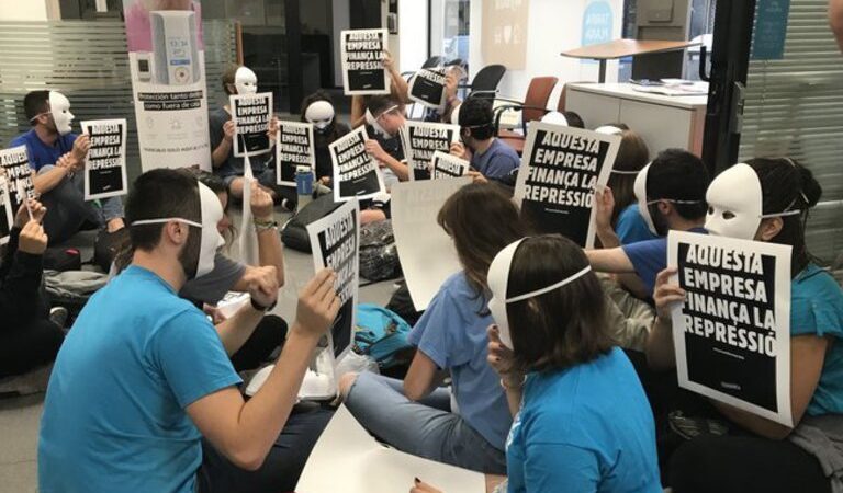 Activistas independentistas ocupan una sucursal de CaixaBank en Barcelona