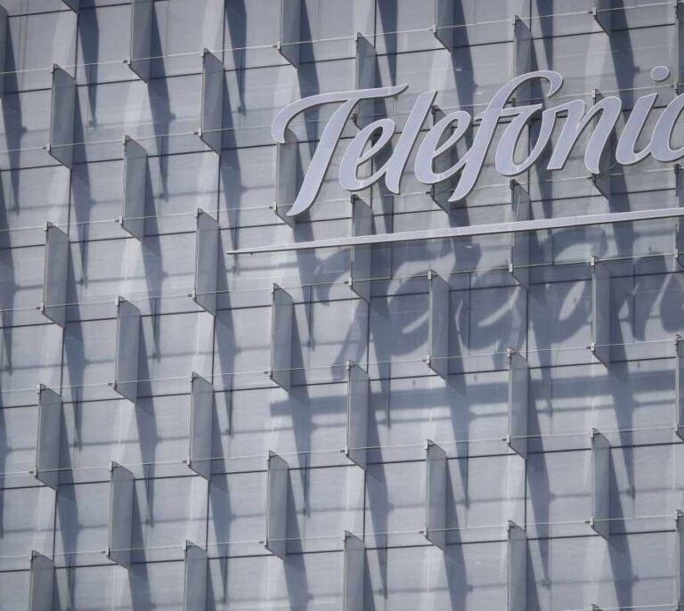Telefónica activa en España un  recorte de plantilla exprés con 3.000 salidas en un mes