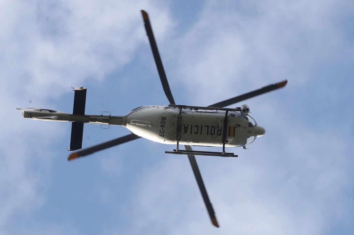Un helicóptero de la Policía Nacional participa en las labores de búsqueda de la ex esquiadora Blanca Fernández Ochoa.