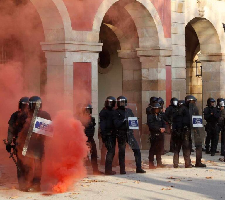 Mossos convocan una protesta ante el Parlament por el "abandono" político