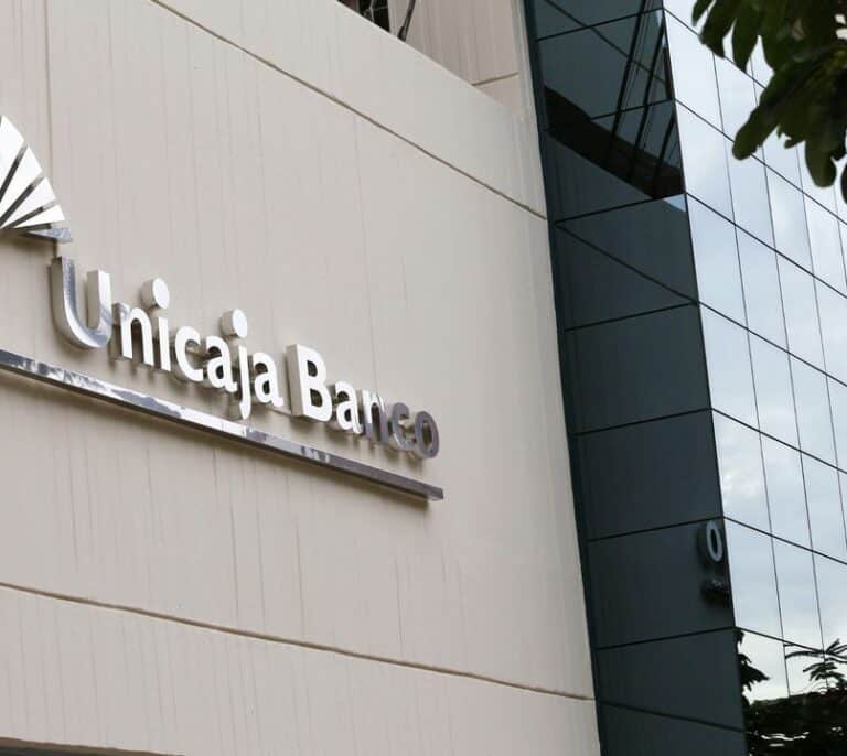 El nuevo Unicaja Banco no cierra las puertas a nuevas fusiones con otras entidades