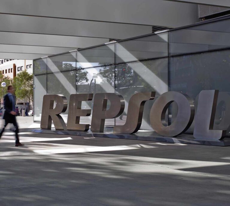 Repsol, Endesa y CaixaBank se llevan la peor parte del ‘impuestazo’ de Sánchez