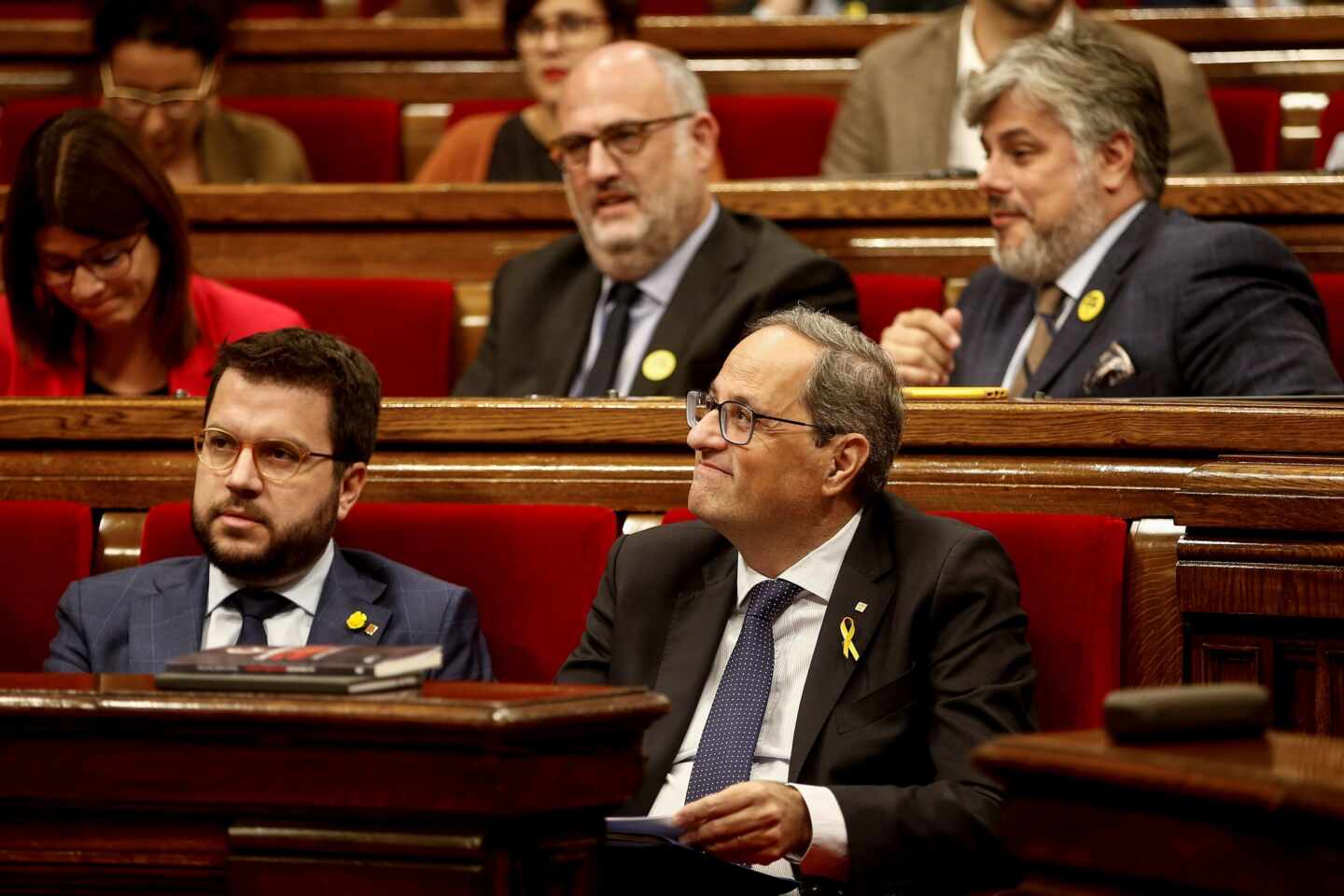 El presidente del la Generalitat de Cataluña, Quim Torra, acompañado por el vicepresidente y conseller de Economía, Pere Aragonés, durante el debate de la moción de censura celebrado este lunes en el Parlament.