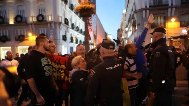 Choque entre independentistas y grupos nazis en la Puerta del Sol