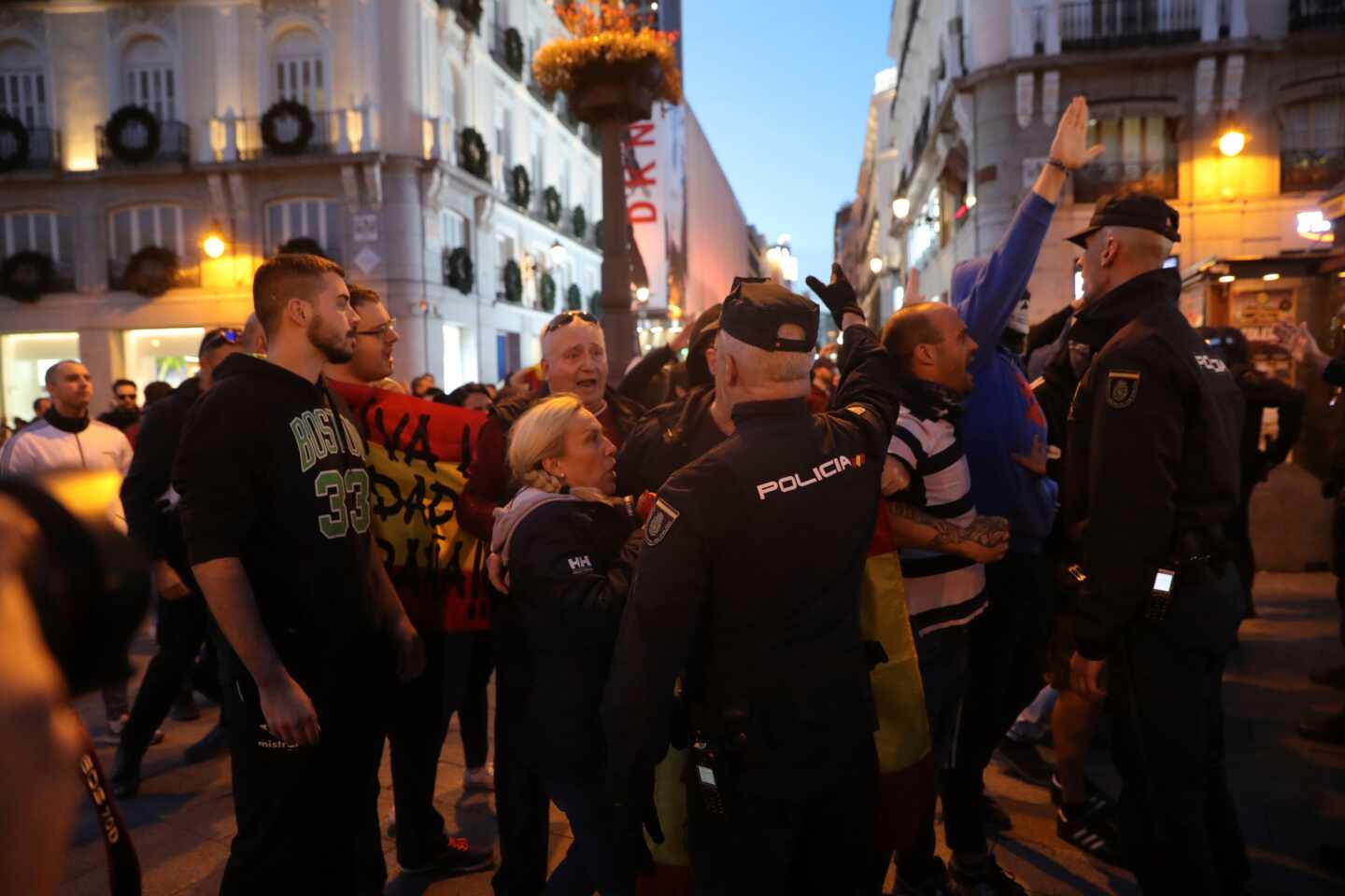 Choque entre independentistas y grupos nazis en la Puerta del Sol