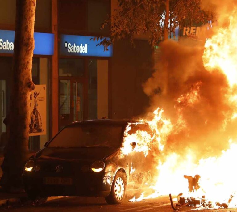 Un detenido por los Mossos por quemar neumáticos en Sant Celoni (Barcelona)