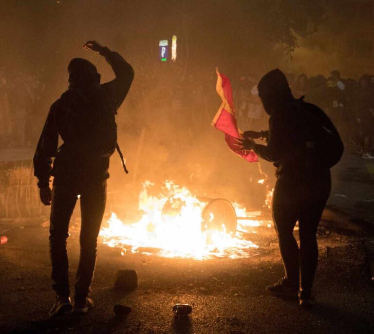 Los CDR agreden a varios periodistas de RTVE y Antena 3 que cubrían las protestas