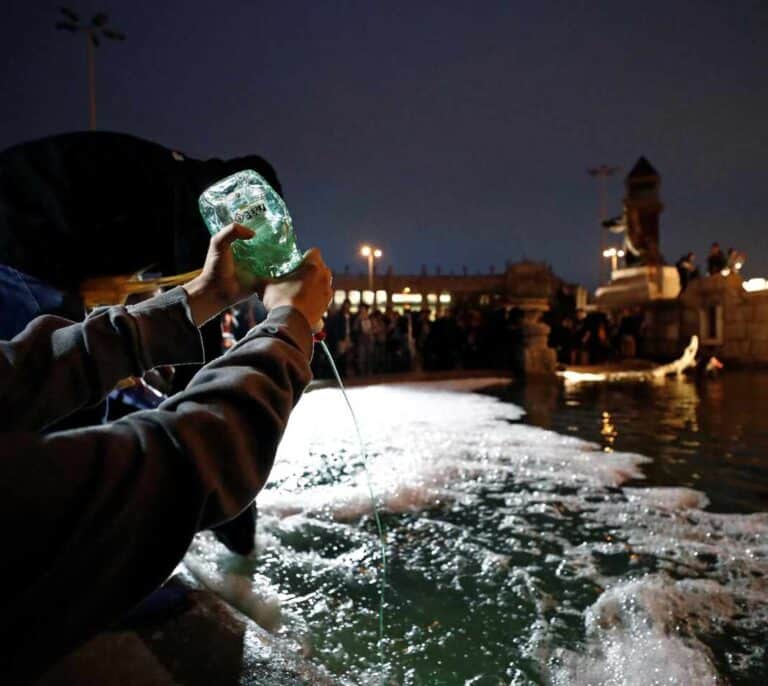 Los CDR llenan de 'Fairy' y espuma la plaza de España contra los "abusos policiales"