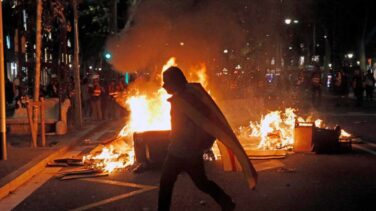 Al menos 30 heridos y tres detenidos en otra noche de fuego y violencia en Barcelona