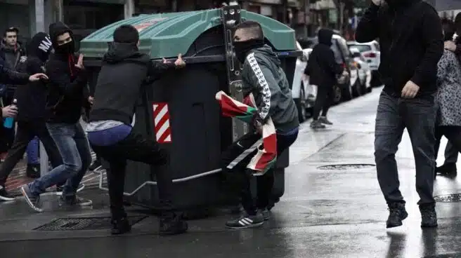 22 detenidos y dos agentes heridos en los disturbios contra Vox en el centro de Bilbao