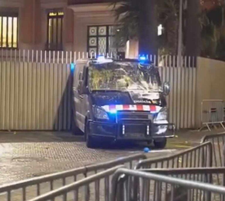 Un incendio precipita una operación policial contra los narcopisos de Barcelona