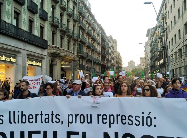 Colectivos soberanistas se manifiestan en Barcelona contra la "represión a los jóvenes"