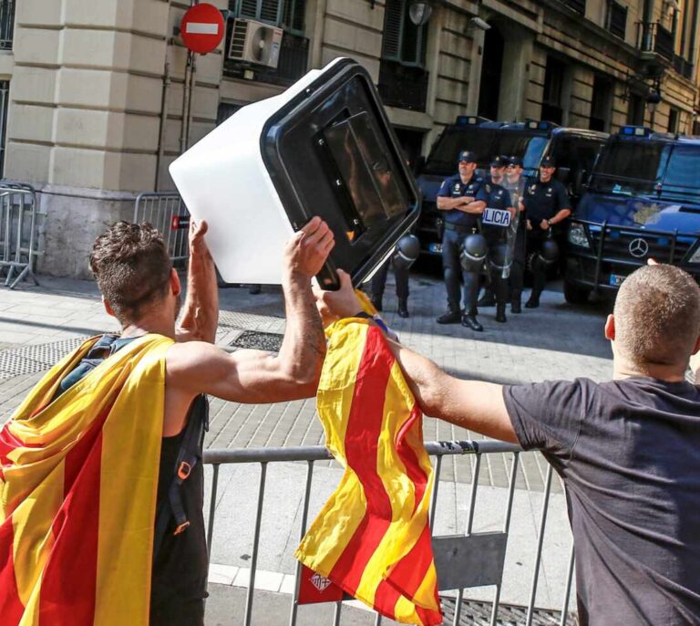 Insultados, hostigados y mal pagados: el sentir de los policías nacionales en Cataluña