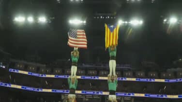 Unos castellers despliegan una 'estelada' en el descanso de un partido de la NBA