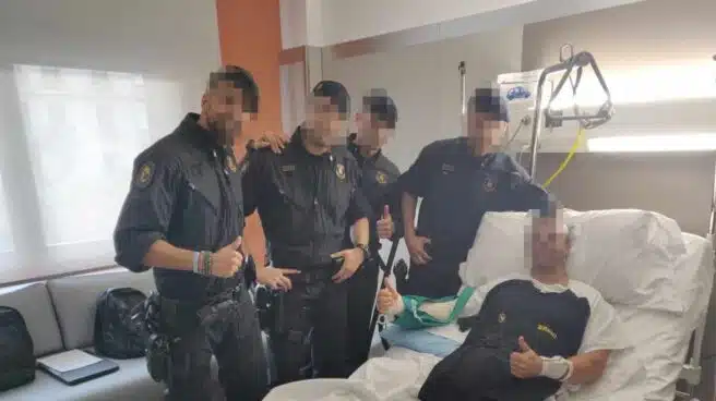 Agentes de los Mossos visitan a los policías heridos por los disturbios de Barcelona