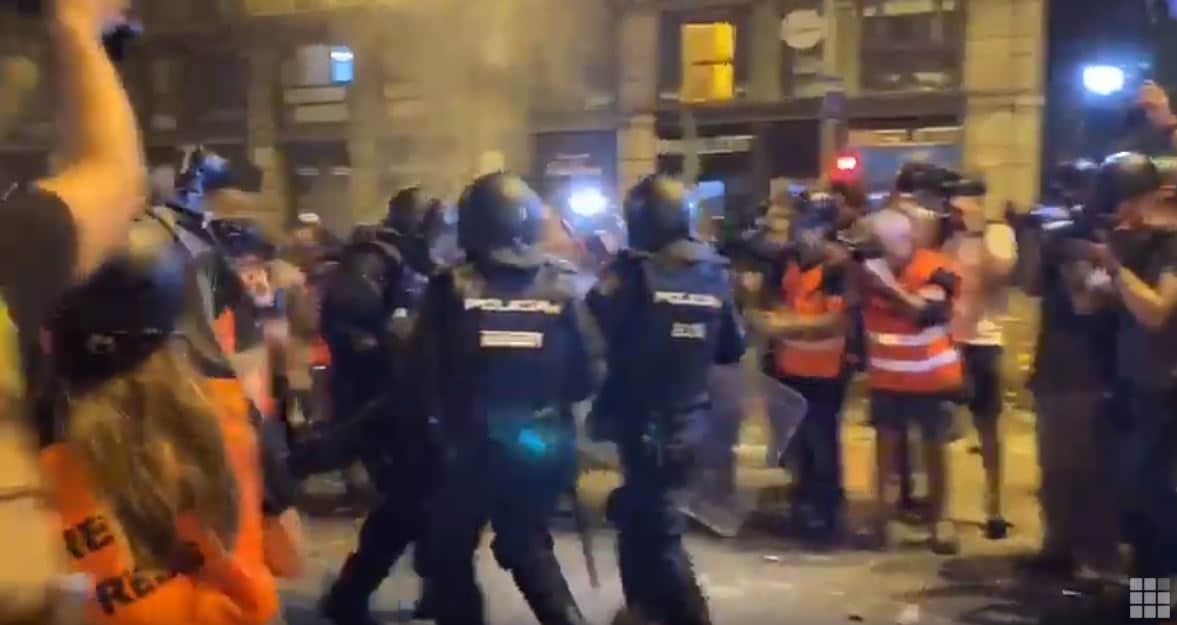 El policía herido el viernes en Barcelona empeora y es ingresado en la UCI