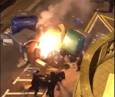 Independentistas agreden a un hombre que trataba de apagar una barricada en llamas