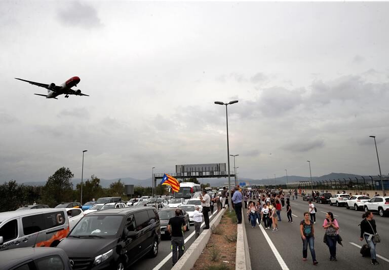 Más de 100 vuelos cancelados en El Prat porque pilotos y azafatos no pueden entrar al aeropuerto