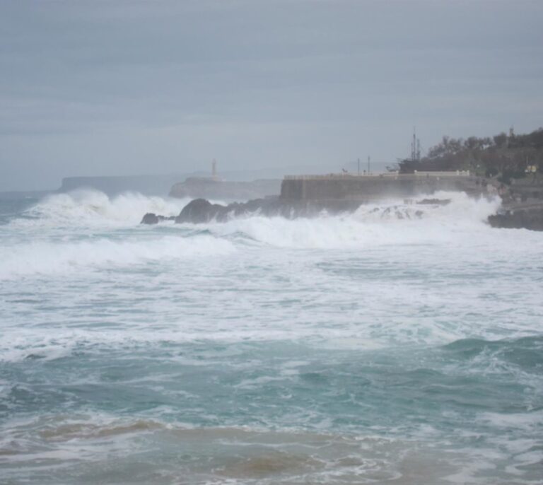 Las lluvias y el fuerte oleaje pondrán hoy en aviso a cinco provincias por la DANA