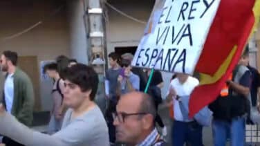 Paseando entre independentistas con la bandera de España