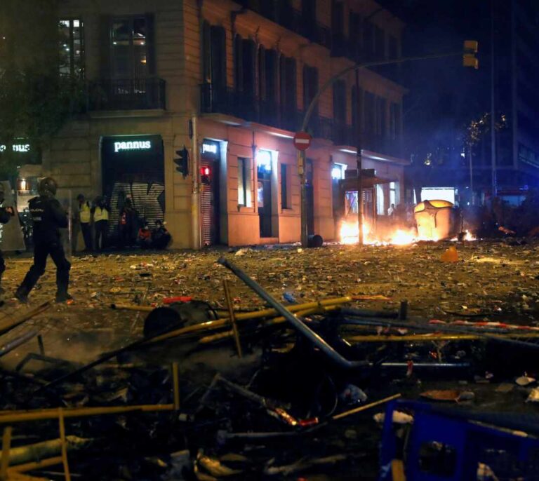 Estremecedor relato de un 'antidisturbios' en Barcelona: «Hoy buscaban un muerto»