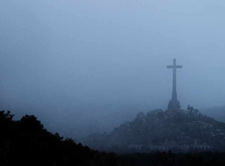 Españoles... Franco sale del Valle de los Caídos