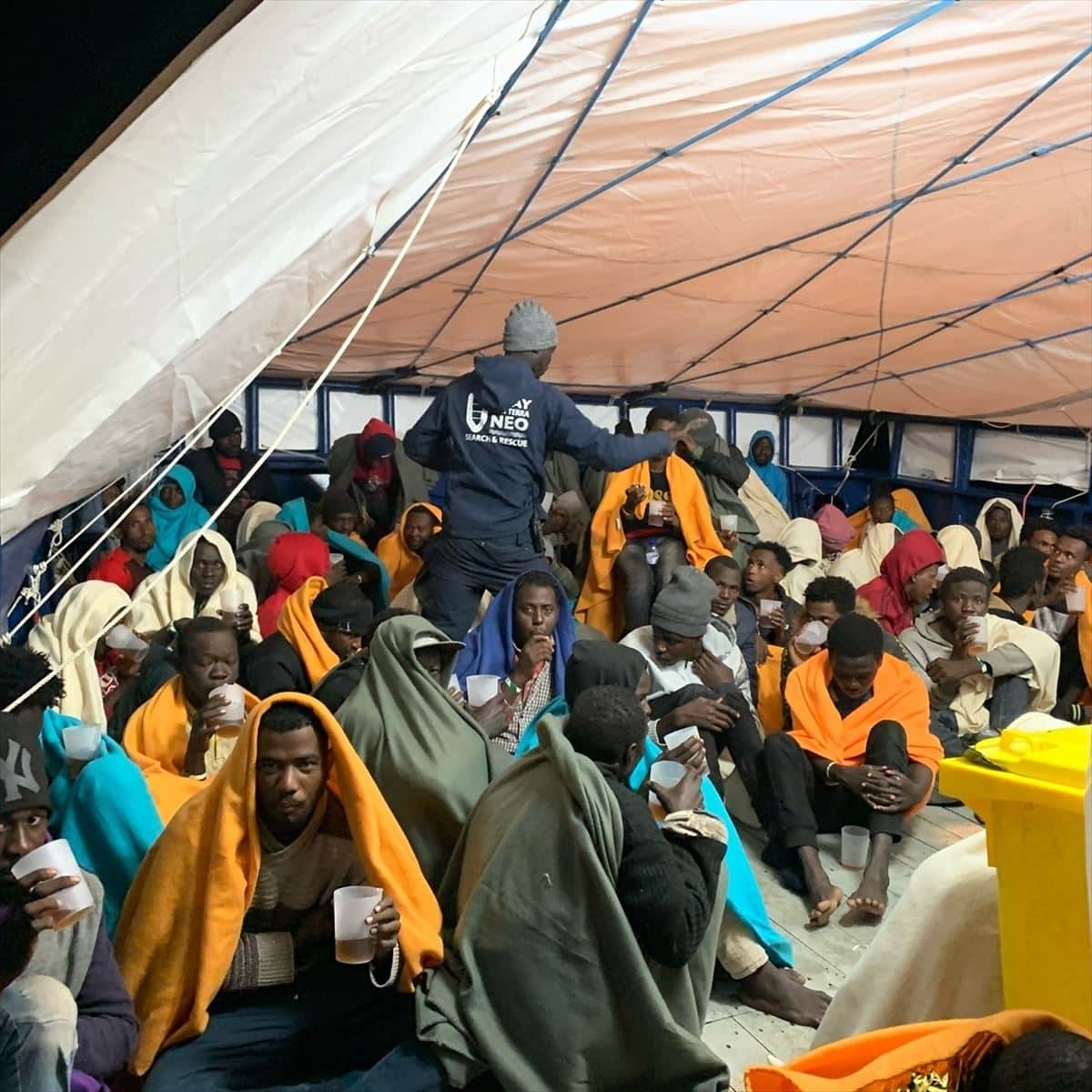 El 'Aita Mari', a la espera de permiso para desembarcar a 78 personas rescatadas en el mar