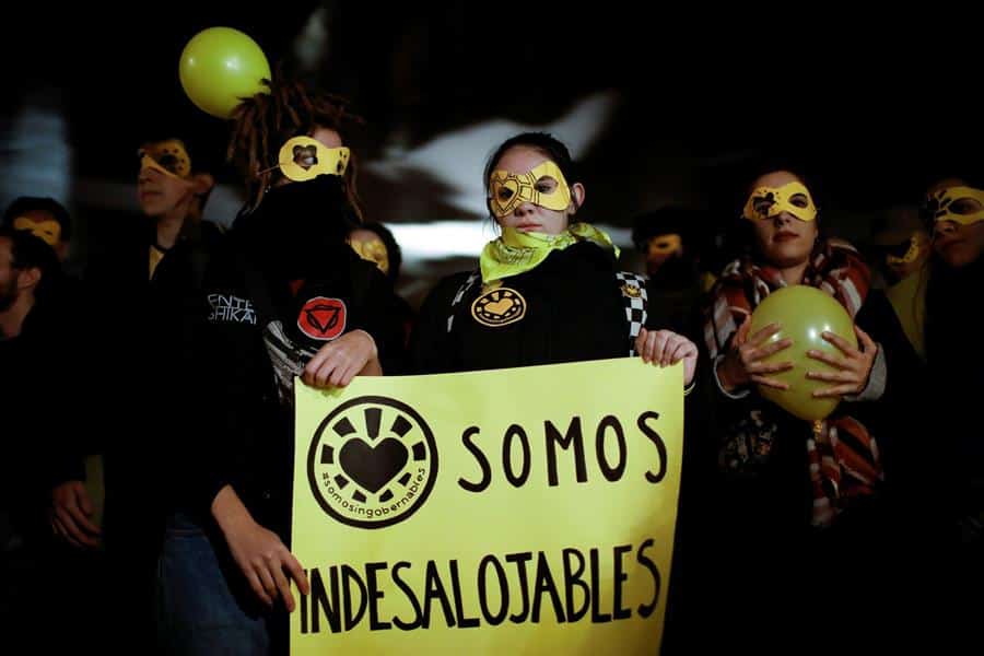 Manifestantes contra el desalojo de La Ingobernable cortan el tráfico en la Gran Vía de Madrid