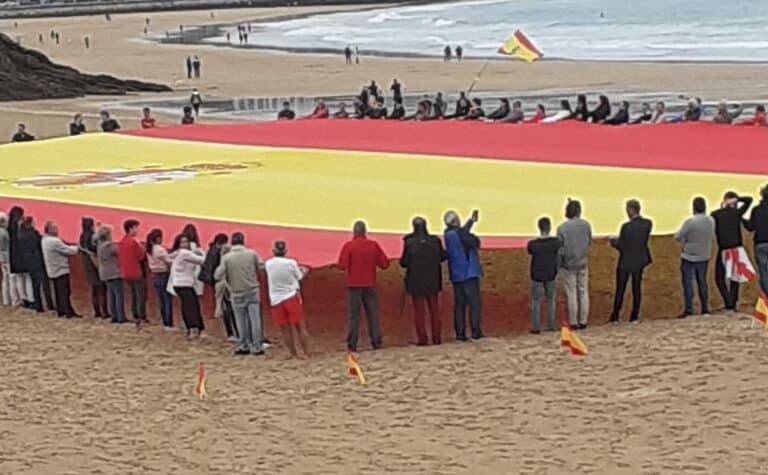 La bandera "más grande" de España, en una playa de Santander