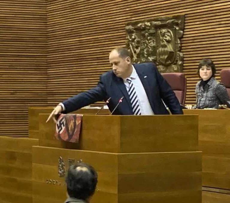 Vox la lía en Valencia al desplegar una pancarta con la esvástica y la hoz y el martillo