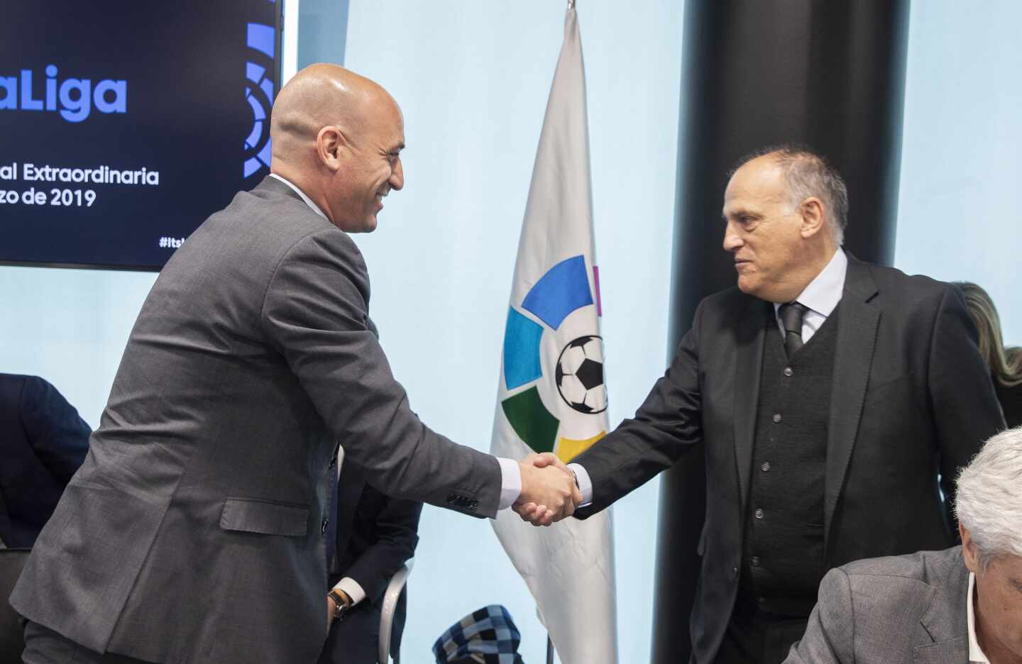 El presidente de la Real Federación Española de Fútbol (RFEF), Luis Rubiales, saluda al máximo responsable de LaLiga, Javier Tebas.