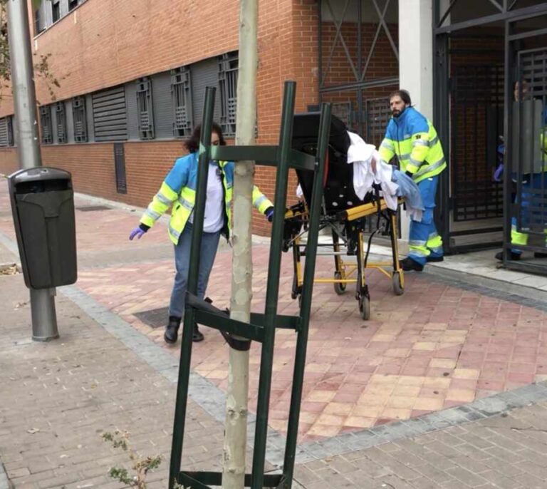 Apuñalan de gravedad a una joven de 24 años en su casa en Madrid