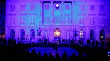 La Guardia Urbana desaloja a los acampados en la plaza Sant Jaume de Barcelona