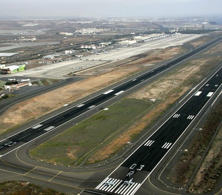 Aterriza de emergencia un vuelo que hacía la ruta Tenerife-Gran Canaria por un problema en un motor