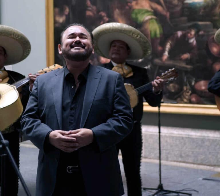 Javier Camarena felicita  al Prado cantando