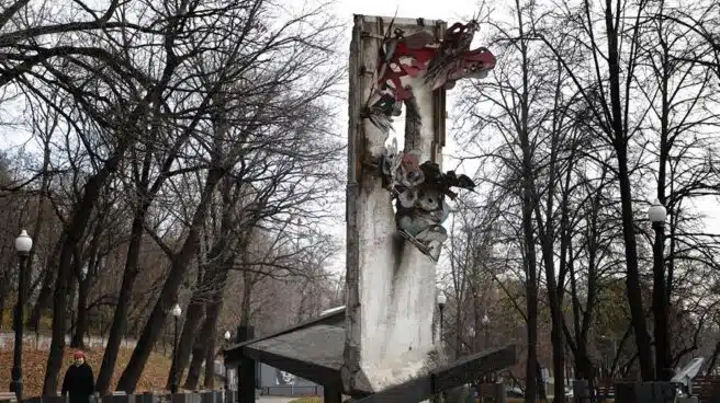 La historia del fragmento del muro de Berlín en Moscú