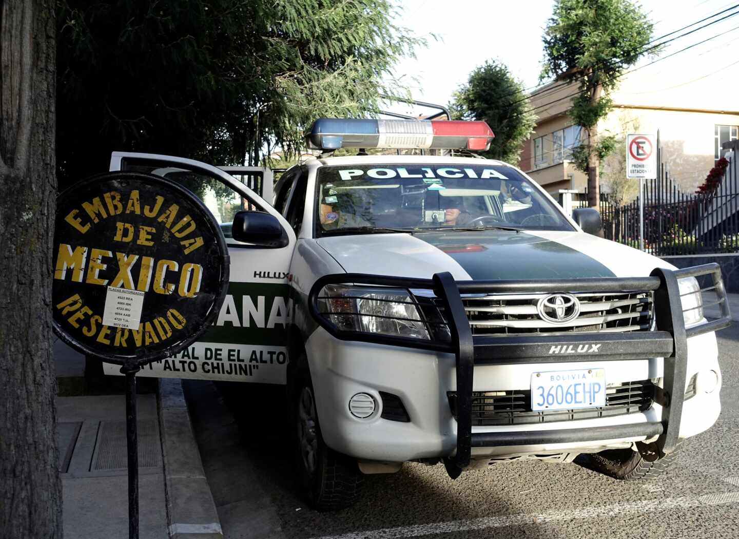 Un vehículo policial ante la embajada mexicana en La Paz (Bolivia) tras el incidente del pasado 27 de diciembre.