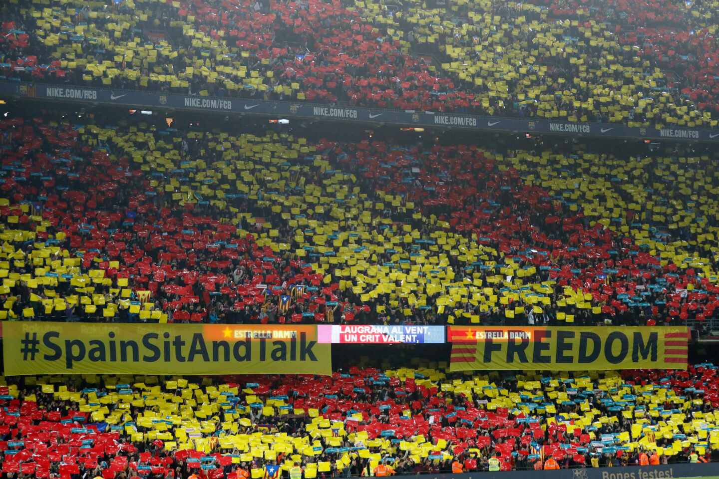 Pancarta de 'Spain, sit and talk' en el Camp Nou.
